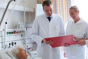 Chefarzt Prof. Hendrik Pels bei de Visite.