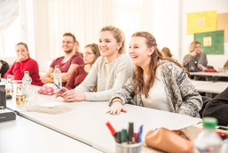 Auf dem Bild sieht man glückliche Schüler.