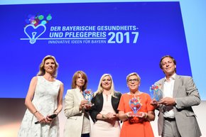 Ministerin Huml (Mitte) verleiht den Bayerischen Gesundheits- und Pflegepreis und zeichnet drei innovative Projekte aus Ansbach, Regensburg sowie den Landkreisen Traunstein und Berchtesgadener Land aus. Krankenhaus-Geschäftsführerin Sabine Beiser (2.v.r.) von der Regensburger Klinik St. Hedwig nahm den Preis für das neue Flüchtlingskonzept der Klinik entgegen.