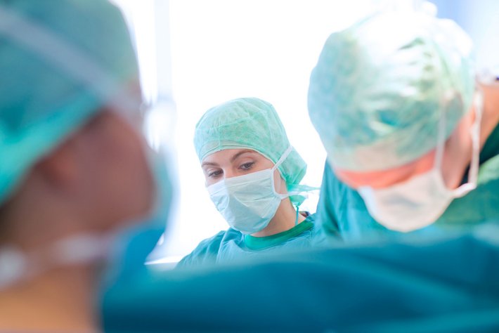 Im OP unterstützt die operationstechniche Assistentin den Chirurgen beim Eingriff.