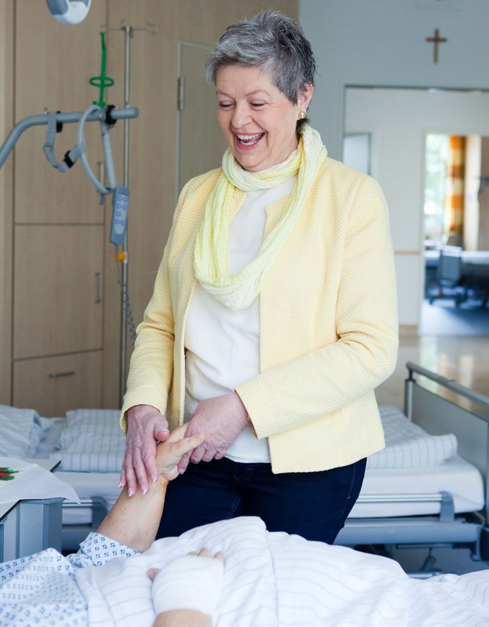 Unser Krankenhaus arbeitet mit dem ehrenamtlichen Besuchsdienst der umliegenden katholischen Pfarrgemeinden und des evangelischen Dekanats zusammen. 