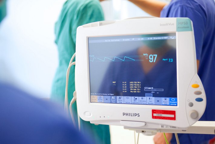 Der Monitor zeigt Ihre Vitalfunktionen an.