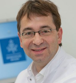 Dr. Andreas Ambrosch, Leiter des Instituts für Labormedizin, Mikrobiologie und Krankenhaushygiene