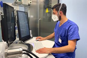 Oberarzt Daniel Koch bei der Therapieplanung.