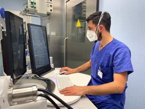 Oberarzt Daniel Koch bei der Therapieplanung.