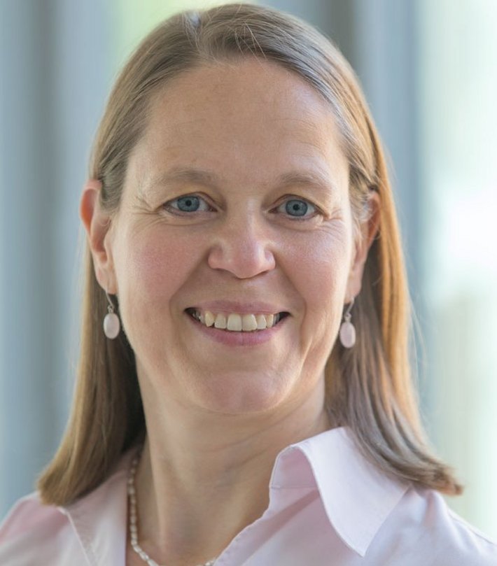 Portrait von Dorothea Müller, Diplom-Musiktherapeutin (FH), Guided Imagery and Music (FAMI), Psychotherapie (HPG); Zuständigkeitsbereiche: Onkologie und Hämatologie, Strahlentherapie, Palliativmedizin, Geriatrie