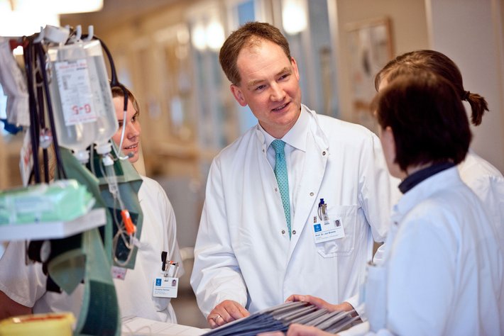 Chefarzt Prof. Jan Braess bei der Visite.