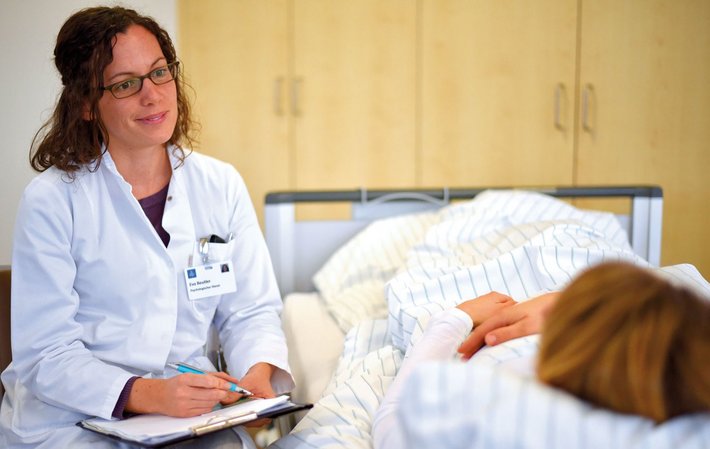 Unser Team des psychologischen Dienstes unterstützt und begleitet Sie in Zusammenarbeit mit den behandelnden Ärzten, Pflegekräften und anderen Fachdisziplinen im Verlauf Ihrer stationären Behandlung sowie während ambulanter und teilstationärer Phasen. Auf Wunsch leisten wir auch Sterbebegleitung.