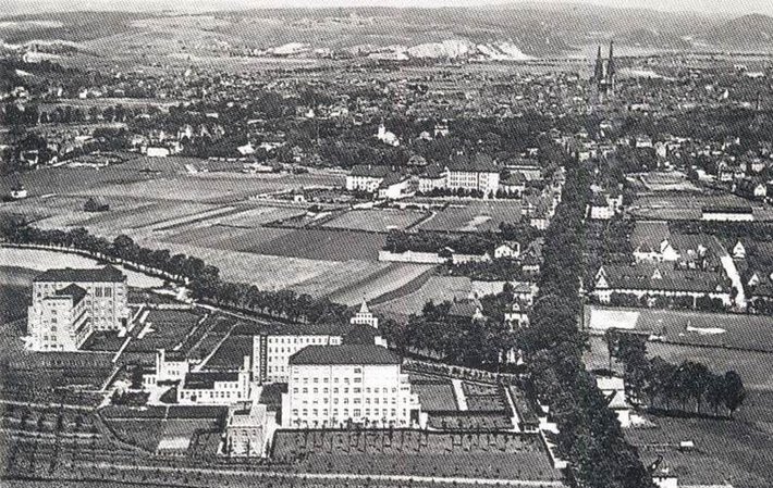 Die Luftaufnahme zeigt unser Krankenhaus in dem Jahr 1935.