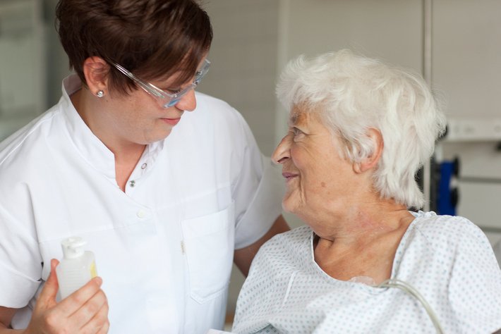 Pflegerin versorgt alte Patientin