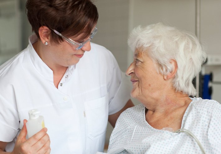 Pflegerin versorgt alte Patientin