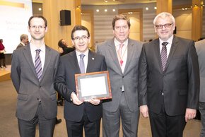 Es freuen sich über die Auszeichnung mit dem Europäischen Bürgerpreis (von links): Europabüro-Leiter Dr. Carlo Galasso, Generalprior Pater Jesús Etayo, der spanische Abgeordnete Gabriel Mato und Generalrat Frater Rudolf Knopp.