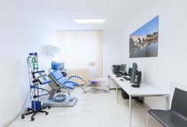 Behandlungsraum MVZ Urologie (Foto: Paul Mazurek) Der Behandlungsraum ist hell und bietet alle notwendige technische Ausstattung.