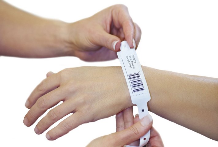 Jedem Patienten wird nach der Aufnahme in unserem Krankenhaus ein Patientenarmband angelegt. Dieses Armband beinhaltet Ihre persönlichen Informationen (Vor- und Nachname, Geburtsdatum) sowie eine individuelle und eindeutige Fallnummer. 