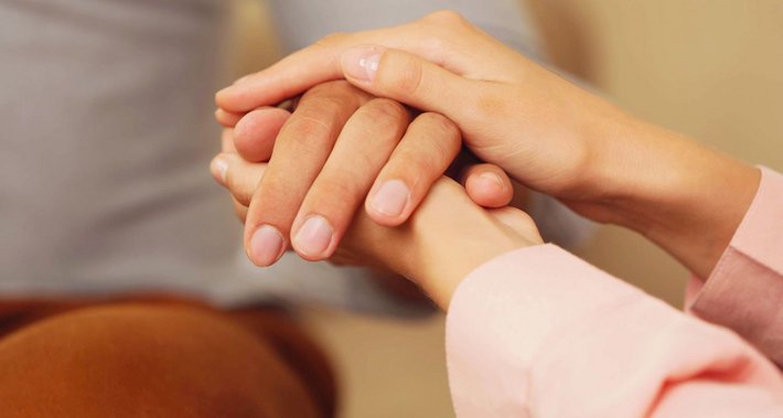 Mann und Frau halten Hände