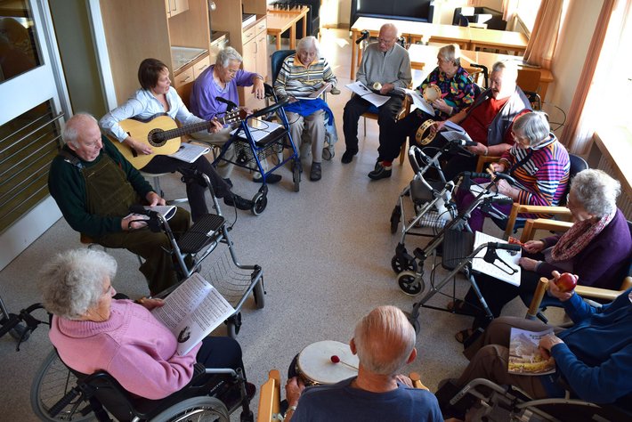 Unsere Musiktherapeutin Dorothea Müller begleitet Sie zum Beispiel mit Klanginstrumenten oder ausgewählten Musikstücken in eine Entspannung oder stärkende Imagination. 