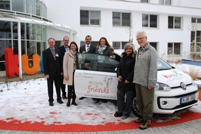 Auf dem Bild sieht man den neuen VW Up und seine großzügigen Spender.