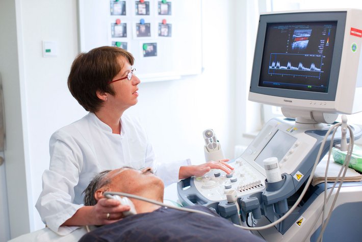Oberärztin Dr. Carmen Simon führt an einem Patienten eine Ultraschallunteruchung durch.