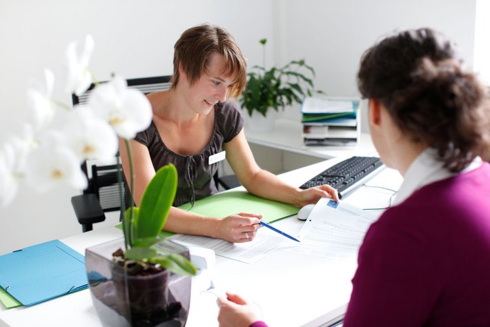 Eine Patientin wird aufgenommen. 