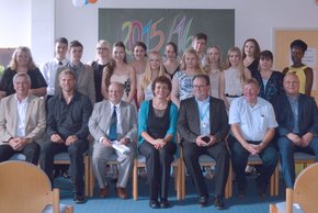 Auf dem Bild sind die Absolventen des Jahrgangs 2015 2016 zu sehen.