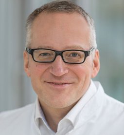 Abbildung von Dr. Klaus Kurzidim, Chefarzt der Klinik für Herzrhythmusstörungen