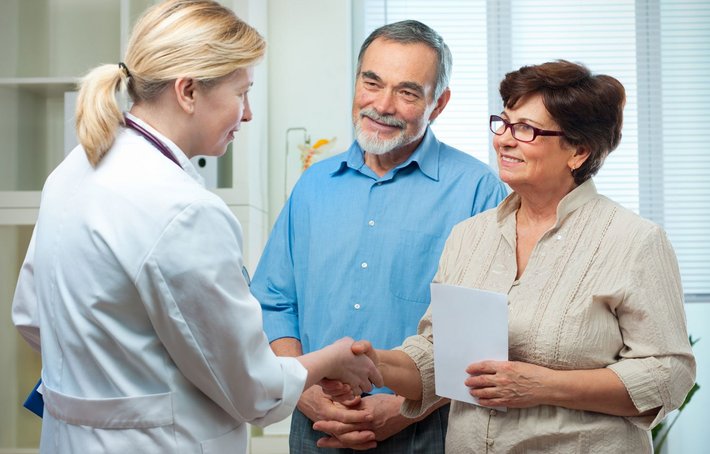 Selbstverständlich können Angehörige oder Begleitpersonen gegen Gebühr im Krankenzimmer übernachten (gegen eine Gebühr). Diese „Rooming-In“ hängt von unserer Belegung ab und sollten Sie mit der Patientenaufnahme absprechen.