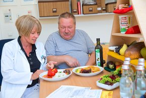Elke Plössl, Diabetesberaterin am Krankenhaus Barmherzige Brüder Regensburg, bespricht mit einem Patienten die wichtigsten Grundlagen einer gesunden Ernährung.