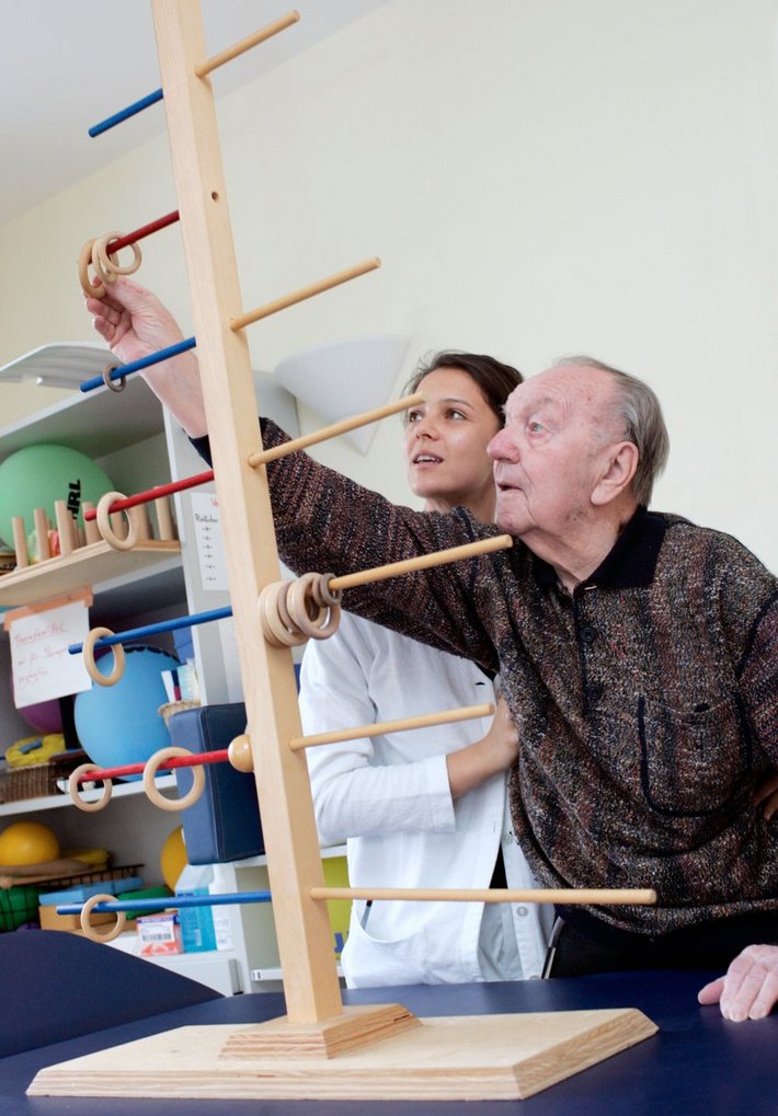 Ergotherapie unterstützt und begleitet Menschen jeden Alters, die in ihrer Handlungsfähigkeit eingeschränkt oder von Einschränkung bedroht sind. Ziel ist, sie bei den für sie bedeutungsvoller Betätigungen in den Bereichen Selbstversorgung, Produktivität und Freizeit in ihrer persönlichen Umwelt zu stärken.