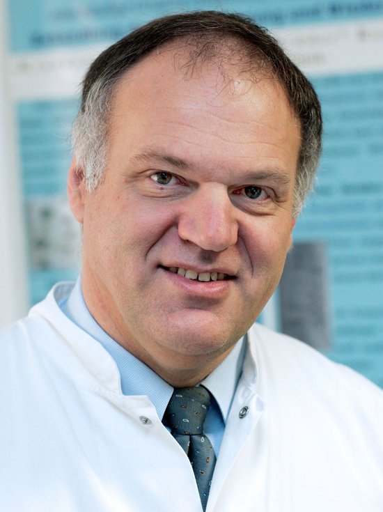 Chefarzt Dr. Adolf Müller, Facharzt für Neurochirurgie und Leiter der Klinik für Neurochirurgie