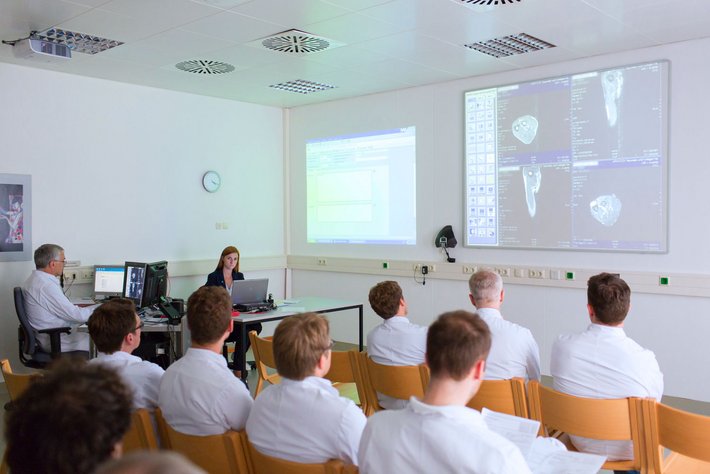In der Tumorkonferenz besprechen Ärzte der verschiedene Fachbereiche die bestmögliche Behandlung für den Patienten.