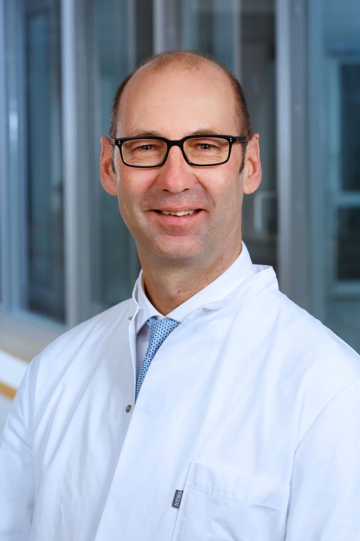 Foto von Prof. Dr. Markus Steinbauer, Chefarzt der Klinik für Gefäßchirurgie und Leiter des Gefäßzentrums