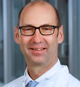 Foto von Prof. Dr. Markus Steinbauer, Chefarzt der Klinik für Gefäßchirurgie und Leiter des Gefäßzentrums