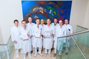 Chefarzt Prof. Dr. Bernd Füchtmeier (4.v.l.) mit seinen Oberärzten und den Beauftragten des Endoprothethik-Zentrums.