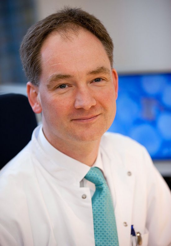 Chefarzt Prof. Dr. Jan Braess, Leiter der Klinik für Onkologie und Hämatologie und Leiter des Onkologischen Zentrums