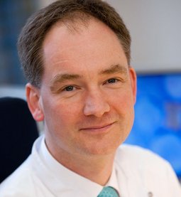 Chefarzt Prof. Dr. Jan Braess, Leiter der Klinik für Onkologie und Hämatologie und Leiter des Onkologischen Zentrums