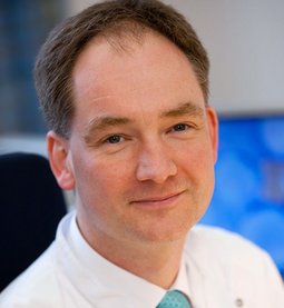Chefarzt Prof. Dr. Jan Braess, Leiter der Klinik für Onkologie und Hämatologie und Leiter des Onkologischen Zentrums