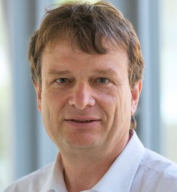 Oberarzt Dr. Heribert Stauder, Facharzt für Innere Medizin, Hämatologie und Internistische Onkologie; Palliativmedizin