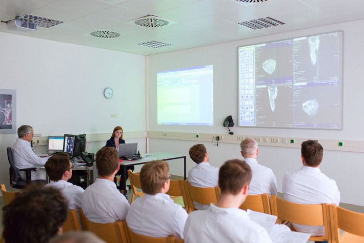 In den Tumorkonferenzen besprechen sich die Ärzte verschiedender Fachdisziplinen über die bestmögliche Behandlung für jeden Patienten.