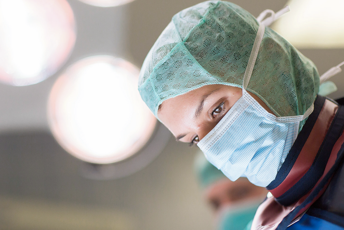 OP-Pflegerin mit Schutzkleidung