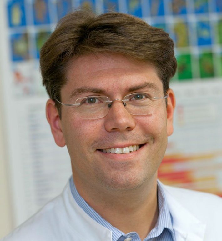 Portrait von Priv.-Doz. Dr. Sebastian Kerzel, MHBA, Facharzt für Kinder- und Jugendmedizin, Allergologie und Notfallmedizin