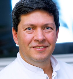 Oberarzt Dr. Tamas Szöke (PhD, FETCS), Facharzt für Allgemeinchirurgie und Thoraxchirurgie 