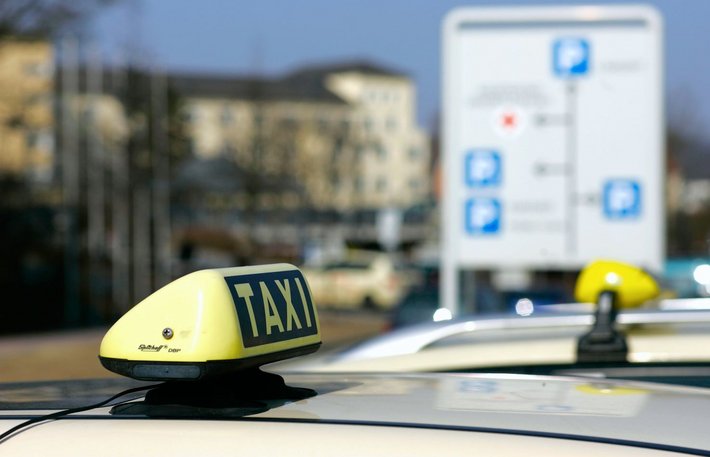 Taxis für Ihre Heimfahrt parken in der Regel in der Nähe der Einfahrt Barmherzigen Brüder. 