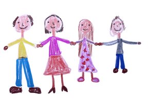 Auf dem Bild sieht man eine Kinderzeichnung. Sie bildet eine Familie ab. Mama, Papa und 2 Kinder.