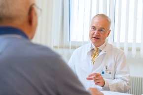 Chefarzt Prof. Pompiliu Piso im Gespräch mit einem Patienten.