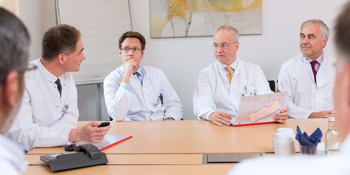 Ärzte diskutierend bei einer Versammlung