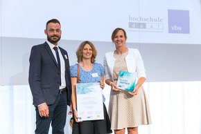 Preisträgerin Amalya Lamers (Mitte) mit Andreas Karl und Barbara Zehner vom Krankenhaus Barmherzige Brüder Regensburg.