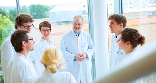 Ein Arzt ist im Gespräch mit einer Gruppe von Studenten