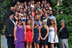 27 Krankenpflegeschüler schlossen in diesem Jahr ihre Ausbildung erfolgreich ab. Zur feierlichen Zeugnisübergabe kamen neben Prior Frater Seraphim Schorer auch die Krankenhaus-Geschäftsführer Sabine Beiser und Dr. Andreas Kestler die Pflegedirektoren Ralf Busse und Gerhard Harrer, sowie Schulleiterin Marion Laupenmühlen-Schemm.