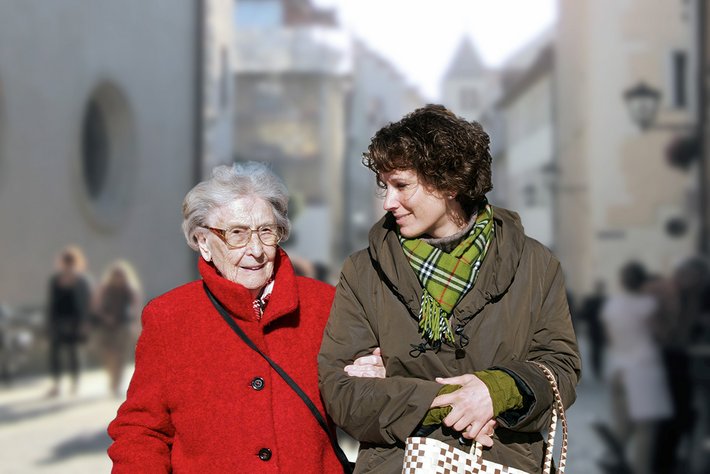 Alte Menschen oder Demenzpatienten benötigen vielfältige Unterstützung, z. B. beim Einkaufen. 