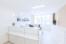 Anmeldung MVZ Urologie (Foto: Paul Mazurek) Der Raum der Anmeldung des MVZ Urologie ist hell und funktionell.